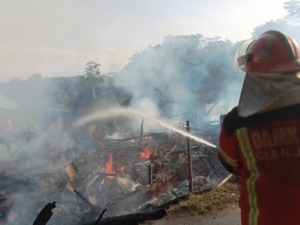 Sebanyak Dua Unit Rumah Warga Talagasari Sindangbarang Cianjur Ludes Terbakar