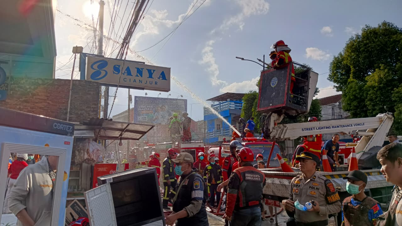 10 Mobil Dikerahkan, Pemadaman Toko Sanya Cianjur Sempat Mengalami Kendala