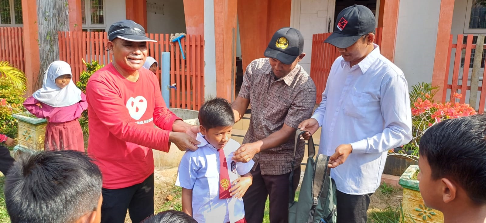TIim Gerakan Anak Negeri Salurkan 200 Paket Seragam Sekolah di Sawang Aceh Utara