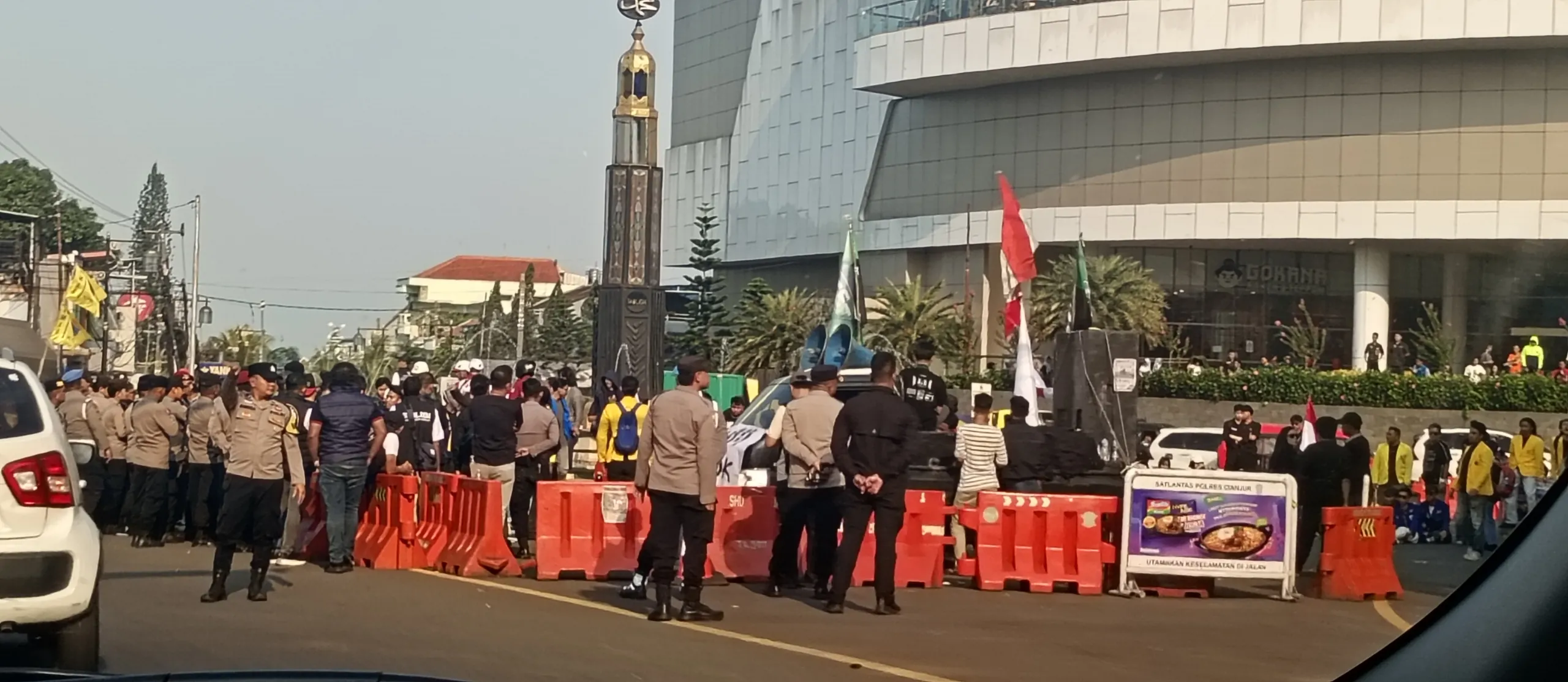 Perekonomian Kian Melarat, MBG Menggila Hebat, Ratusan Mahasiswa Cianjur Tuntut Evaluasi Besar dan Blokade Jalur Cianjur ke Puncak