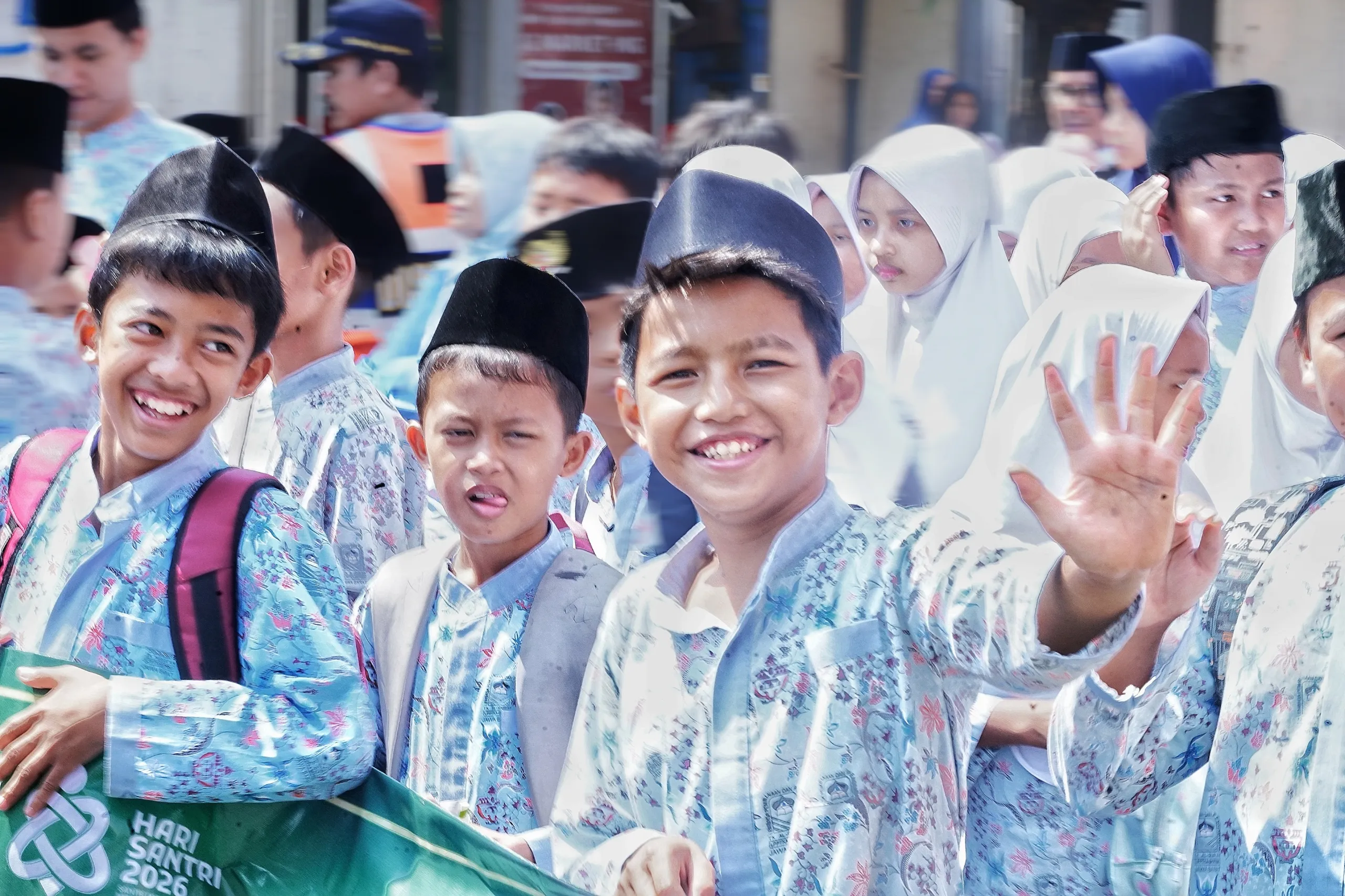 Ribuan Santri Tumpah Ruah Penuhi Jalan Protokoler Cianjur, Meriahkan Perayaan Hari Santri Nasional 2026