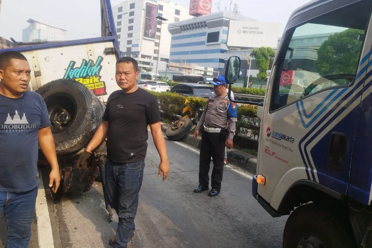 Akibat Truk Hantam Pembatas Jalan, 15 Rute Transjakarta Terlambat hingga Picu Gangguan Perjalanan