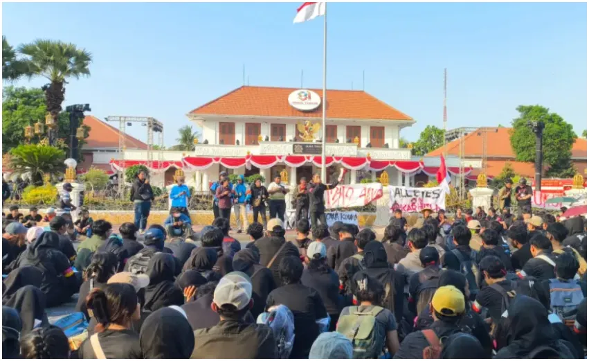 Gelombang Kritik Dua Tahun Kepemimpinan Prabowo-Gibran Berlanjut di Surabaya